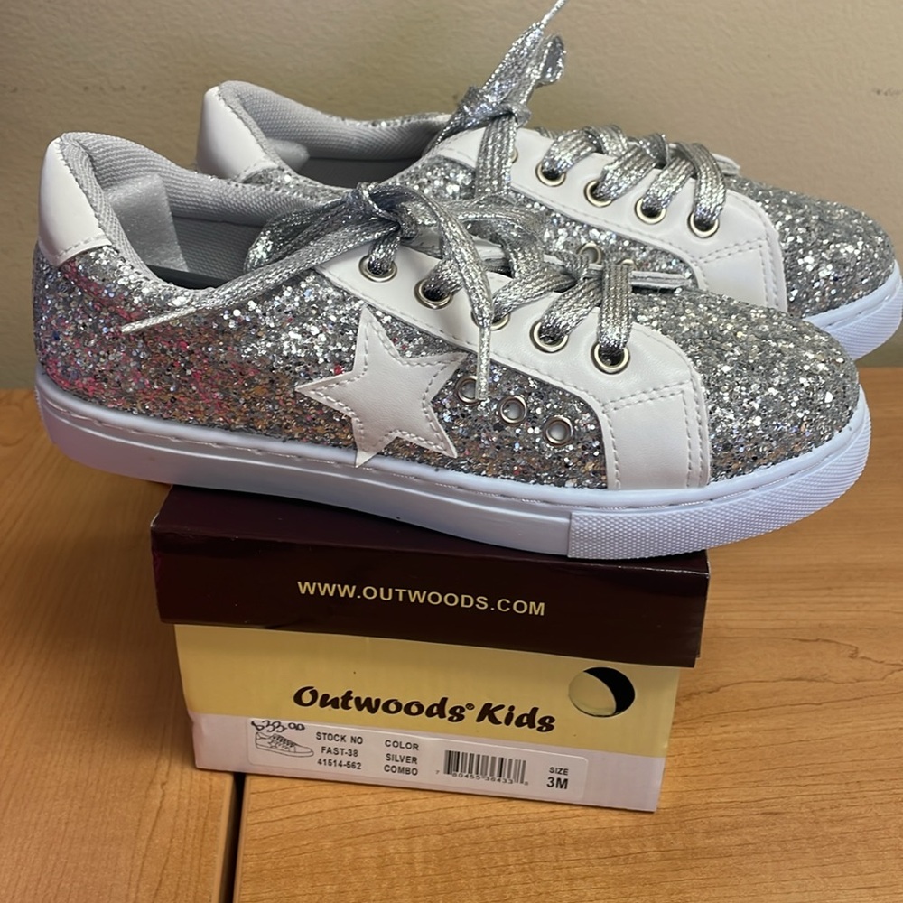 Outwoods Kids Silver Glitter Tennis Shoes | Size 3